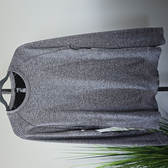 Lululemon Men's Engineered Warmth Long Sleeve in Black / White - Picture 2 of 6